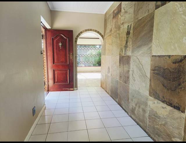 4 BEDROOM HOUSE FOR SALE IN SCHOONGEZICHT